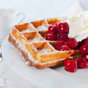 Waffel mit heißen Kirschen